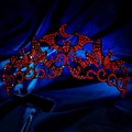 Detalle de corona gótica con murciélago, pedrería roja y aleación negra de lujo - Estilo Strass Rojo (TS-J3423HRED)