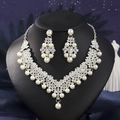 Makroaufnahme des Luxus-Brautschmucksets mit Perlen und Straß auf schwarzem Büstenständer - Silber Perle Stil