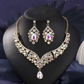 Detailansicht eines luxuriösen Brautschmuck-Sets mit bunten Strasssteinen auf Büste - Gold + AB Strass