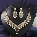 Detailansicht Brautschmuck-Set mit weißen Perlen und glänzenden Strasssteinen in Gold - Goldperlen-Stil