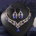 Detailansicht des luxuriösen Halsketten-Sets mit blauen Kristallen im Birnenschliff - Gold+Blauer Zirkonia