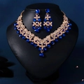 Detailaufnahme des Brautschmuck-Sets mit blauen Edelsteinen und Kristall-Strasssteinen - Vergoldet Blauer Zirkonia