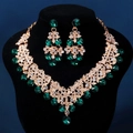 Details von luxuriösem Goldschmuck-Set mit smaragdgrünen Kristallen und Diamanten - Gold Grüner Zirkonia