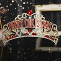 Makrodetail der Merry Christmas Krone mit rotem Tropfenstein und funkelnden Strasssteinen - Roter Stil (TS-J3436GHRED)