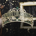 Detail der goldenen Weihnachtskrone mit Merry Christmas Schriftzug und Kristallen - Grüner Stil (TS-J3436GHG)