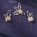 Detail von drei handgefertigten Blumen-Haarnadeln mit rosa Tonrosen und weißen Perlen auf Gold - Rosa Rosenblüten-Stil / Rosa (HS-J7459GPINK)
