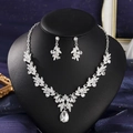 Detailansicht des luxuriösen silbernen Blumenhalsketten- und Ohrringsets auf Büste - Silber Stil 6