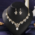Detailaufnahme von luxuriösem Halsketten- und Ohrringset mit Blumenmuster auf Samt - Gold Stil 6