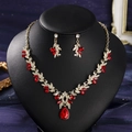 Detail der roten Tropfen-Edelsteinkette und Ohrringe auf schwarzem Displayständer - Rot Stil 6
