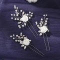 Detail von drei handgefertigten Brauthaarnadeln mit weißen Blumen und Perlen - Weiße Rosenform / Weiß (HS-J7459SW)