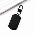 Gros plan d'un porte-clés en métal noir mat de forme rectangulaire avec un fermoir à ressort - 36*22mm Plaque Noir Lot / Noir
