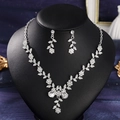 Detaillierte Nahaufnahme von Brauthalskette und Ohrringen mit floralen Kristallmustern - Silber Stil 5