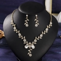 Details vom Brautschmuck-Set mit Blumen-Kristallhalskette und Tropfenohrringen - Gold Stil 5