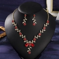 Detailansicht Brautschmuck-Set mit roten Edelsteinen und Vergoldung auf schwarzer Büste - Roter Stein Stil 5