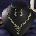 Details des aufwendigen goldfarbenen Collier-Sets mit smaragdgrünen Edelsteinen - Hellgrüner Stein Stil 5