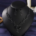 Makroaufnahme von gotischem schwarzen Blumenschmuck-Set und Tropfenohrringen - Schwarz Stil 5