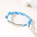 Verstellbares blau-weiß kariertes Flechtarmband mit poliertem silbernem Metallelement - 6mm Gebogene Platte / Blau-weißes Seil/Silberne Platte