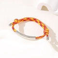 Verstellbares handgewebtes Kordelarmband in Rot und Gelb mit polierter Silberplatte - 6mm Gebogene Platte / Rot-gelbes Seil/Silberne Platte