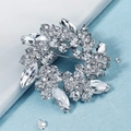 Klassische silberne Kranzbrosche mit funkelnden Kristall-Strasssteinen für Luxus-Accessoires - Silber
