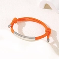 Verstellbares leuchtend oranges geflochtenes Armband mit poliertem silbernem Metallelement - 6mm Gebogene Platte / Oranges Seil/Silberne Platte