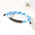 Blau-weiß kariertes gewebtes Seilarmband mit verstellbarem schwarzem Metall-Namensschild - 6mm Gebogene Platte / Blau-weißes Seil/Schwarze Platte