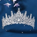 Silberne Braut-Tiara mit funkelnden Tropfen-Strasssteinen auf dunkelblauem Grund - Silber Weißer Strass