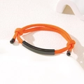Verstellbares gewebtes Armband in leuchtendem Orange mit schwarzer Metallplatte - 6mm Gebogene Platte / Oranges Seil/Schwarze Platte
