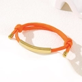 Verstellbares hellorangefarbenes geflochtenes Armband mit poliertem goldfarbenem Stab - 6mm Gebogene Platte / Oranges Seil/Goldene Platte