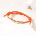 Verstellbares orangefarbenes gewebtes Armband mit goldener Metallplatte und Schiebeknoten - 6mm Gebogene Platte / Oranges Seil/Roségoldene Platte