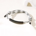 Verstellbares hellgrau-weiß geflochtenes Seilarmband mit einer schwarzen Metallplatte - 6mm Gebogene Platte / Grau-weißes Seil/Schwarze Platte