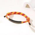 Verstellbares rot-gelbes geflochtenes Armband mit einer polierten schwarzen Metallplatte - 6mm Gebogene Platte / Rot-gelbes Seil/Schwarze Platte