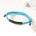 Verstellbares himmelblaues Webarmband mit matter schwarzer Metallplatte - 6mm Gebogene Platte / Blaues Seil/Schwarze Platte