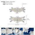 Dettaglio delle clip per scarpe camelia in resina bianca con perle e strass - Bianco
