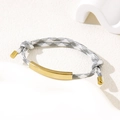 Verstellbares gewebtes Armband in Grau und Weiß mit poliertem goldenem Metallstab - Doppel-Kordelzug-Armband hinten / 6mm Gebogene Platte / Grau-weiß/Gold