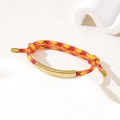 Verstellbares mehrfarbiges geflochtenes Armband mit glattem goldenem Metallstab-Detail - Doppel-Kordelzug-Armband hinten / 6mm Gebogene Platte / Rot-gelb/Gold