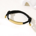 Verstellbares schwarzes Flechtarmband mit gebogener goldener Edelstahlplatte - Doppel-Kordelzug-Armband hinten / 6mm Gebogene Platte / Schwarz/Gold