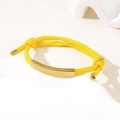 Verstellbares gelbes gewebtes Armband mit gebogener goldener Metallschiene und Gleitknoten - Doppel-Kordelzug-Armband hinten / 6mm Gebogene Platte / Gelb/Gold