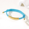 Verstellbares seeblaues Flechtarmband mit einer polierten goldfarbenen Metallplatte - Doppel-Kordelzug-Armband hinten / 6mm Gebogene Platte / Blau/Gold
