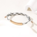 Verstellbares grau-weißes Webarmband mit einer polierten vergoldeten Metallplatte - Doppel-Kordelzug-Armband hinten / 6mm Gebogene Platte / Grau-weiß/Roségold