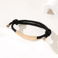 Verstellbares schwarzes Webarmband mit poliertem, gebogenem goldfarbenem Metallstab - Doppel-Kordelzug-Armband hinten / 6mm Gebogene Platte / Schwarz/Roségold
