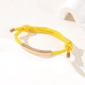 Verstellbares minimalistisches handgewebtes Seilarmband in Gelb mit Gold-Metallplatte - Doppel-Kordelzug-Armband hinten / 6mm Gebogene Platte / Gelb/Roségold