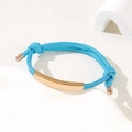 Verstellbares blaues geflochtenes Armband mit poliertem goldfarbenem Edelstahl-Element. - Doppel-Kordelzug-Armband hinten / 6mm Gebogene Platte / Blau/Roségold