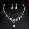 Detailansicht eines luxuriösen Brautschmucksets mit Strasssteinen auf schwarzem Ständer - Silber Stil 3
