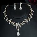 Detailaufnahme von luxuriösem Brautschmuckset mit Strasssteinen und Tropfenanhängern - Gold Stil 3