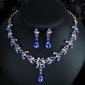 Detailansicht eines luxuriösen Brautschmuck-Sets mit tiefblauen Kristallen und Gold - Blau Stil 3