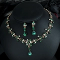 Details des luxuriösen Brautschmuck-Sets mit smaragdgrünen Kristallen auf einer Büste - Grün Stil 3