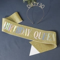 Golden Birthday Queen Schärpe mit Dirty 30 Strass Haarreif Set auf blauem Grund - Gold (Dirty 30)