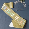 Goldenes Set aus Birthday Queen Schärpe und 50 & Fabulous Strass-Diadem für den 50. Geburtstag - Gold (50 & Fabulous)