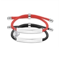 Vue détaillée du pendentif cœur magnétique reliant les bracelets de couple tressés - Plaque Argentée (Corde Noire et Rouge)
