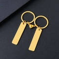 Nahaufnahme goldener rechteckiger Schlüsselanhänger mit magnetischem Herzverbinder - Gold Paar